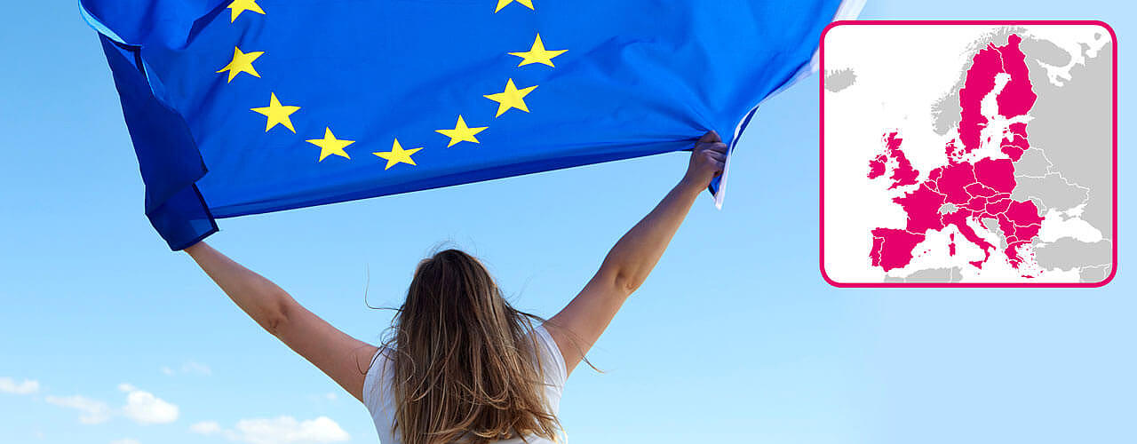 Junge Frau hält Europa-Flagge
