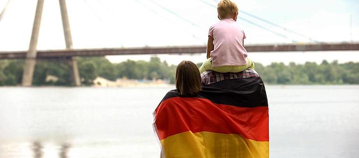 Familie ist umhüllt von Deutschlandflagge