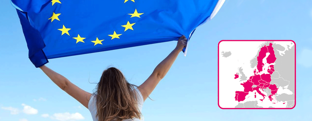 Junge Frau hält Europa-Flagge